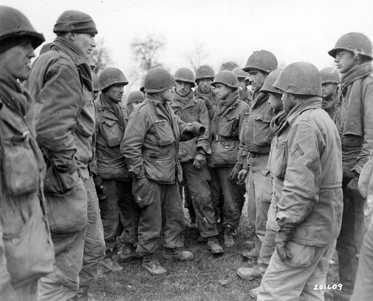 Seorang letnan dari Resimen Infanteri ke-385, Divisi ke-76, memberi pengarahan kepada pasukannya di Jerman, 1945
