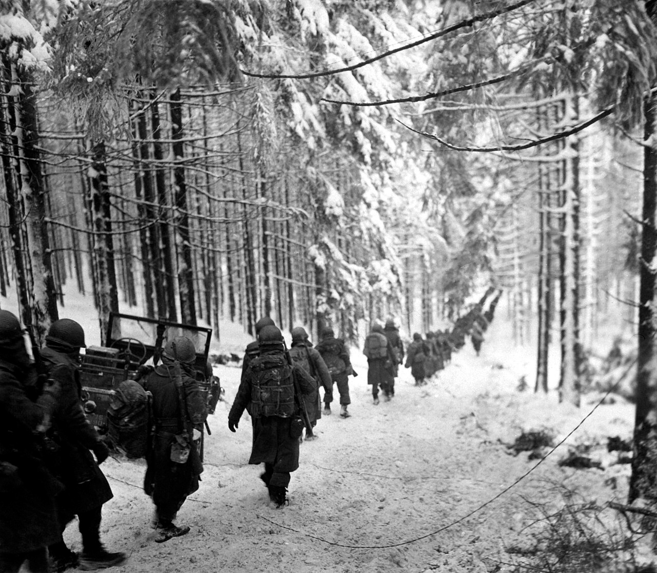 Konvoi kendaraan dan pasukan Amerika di jalan menuju St. Vith, Januari 1945